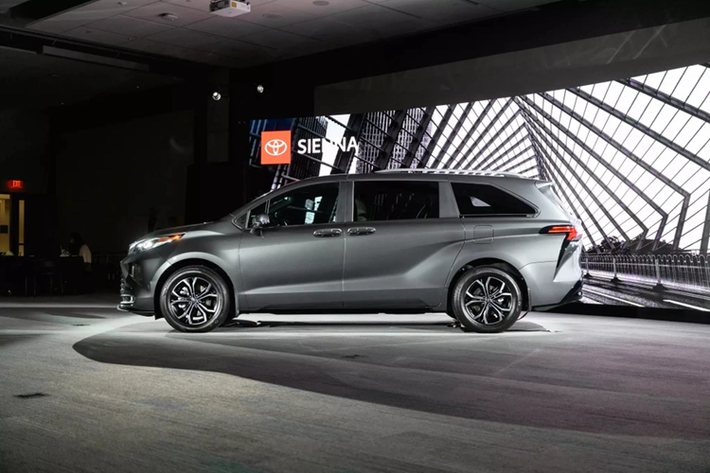 Tuy nhiên, để kích hoạt, chủ xe cần đăng ký gói Safety Connect 10 năm. Cung cấp sức mạnh cho Toyota Sienna 2025 là hệ truyền động hybrid với sự kết hợp của động cơ xăng 2.5L với hai mô-tơ điện và pin Ni-MH, hộp số eCVT, cho tổng công suất 245 mã lực.