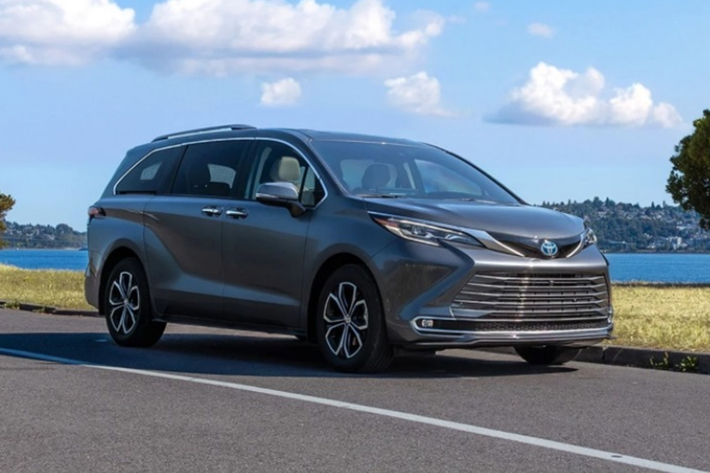 Toyota Sienna 2025 mới ra mắt không có nhiều tinh chỉnh về mặt ngoại thất. Điểm thay đổi đáng chú ý nhất trên xe chính là ở bộ mâm hình 5 cánh hoa ở phiên bản Platinum được phối hai tông màu khá lạ mắt. Trong khi đó, bản Woodland Edition lại được trang bị bộ mâm 6 chấu đơn màu sẫm.