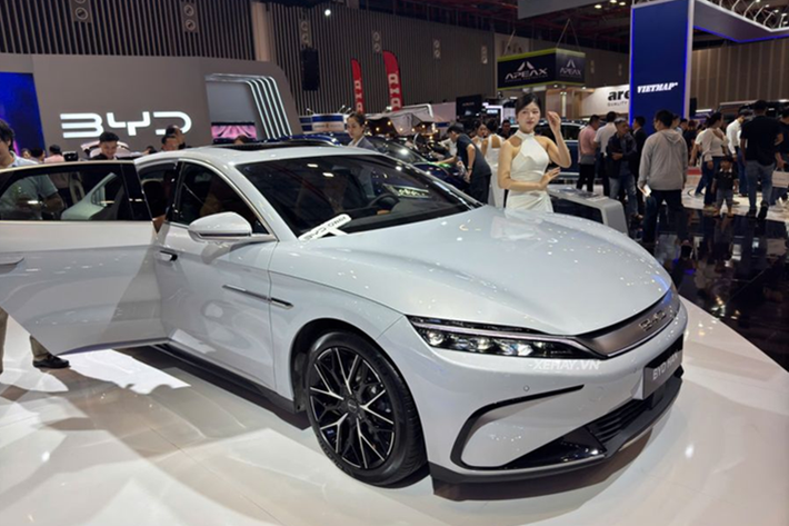 Theo đó, BYD được phân phối tại Việt Nam với một phiên bản cùng giá bán 1,489 tỷ đồng. BYD Han EV 2025 mới sở hữu kích thước dài x rộng x cao lần lượt là 4.995 x 1.910 x 1.495 mm, chiều dài cơ sở 2.920 mm. Kích thước này ngang với mẫu BMW 5-Series hay Mercedes-Benz E-Class tại Việt Nam.