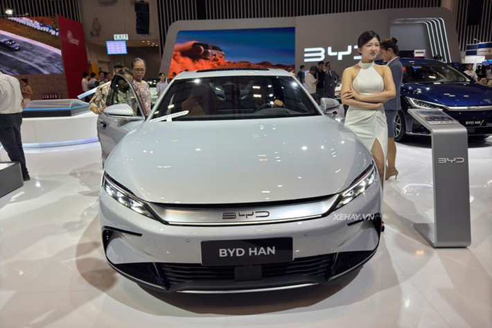 Thiết kế của mẫu xe sedan điện BYD Han EV thanh thoát với thân dài, phần đuôi vuốt kiểu coupe. Đầu xe gây ấn tượng với cụm đèn hậu LED thon gọn cùng dải mạ chrome sáng mở rộng sang 2 bên. Phía sau xe có cụm đèn hậu thanh mảnh được thiết kế trải dài hết phần đuôi.