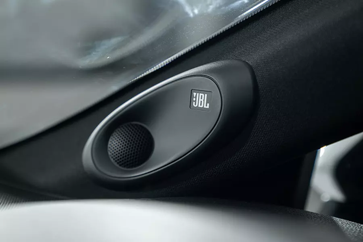 Cảnh báo áp suất lốp, cảnh báo tiền va chạm tích hợp phanh tự động, hệ thống kiểm soát hành trình thích ứng ở mọi dải tốc độ, tự động giảm tốc khi ôm cua, đèn pha tự động, cảnh báo lệch làn đường và hỗ trợ bám làn đường. Với 2 phiên bản còn lại, xe chỉ có thêm camera 360 độ.