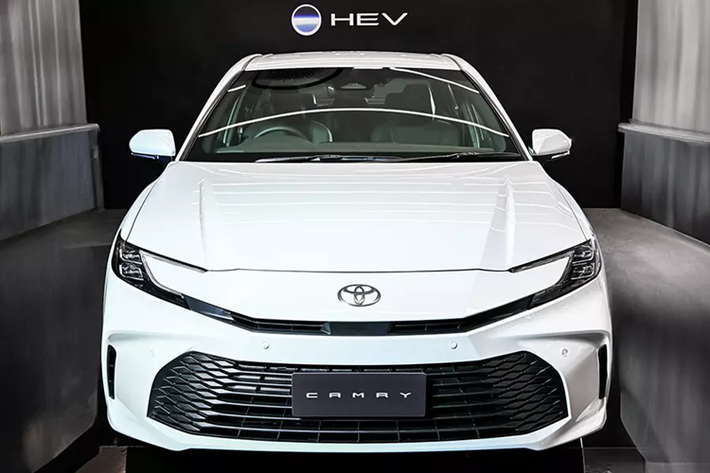 Giá xe Toyota Camry 2025 tại Thái Lan dao động từ 1,475 - 1,809 triệu Baht (khoảng 1,09 - 1,33 tỷ đồng). Đúng như dự đoán từ trước đó, Toyota Camry thế hệ mới ở thị trường Thái Lan sở hữu thiết kế ngoại thất tương tự xe đang bán ở Đài Loan, Singapore và Úc. Đồng thời, xe có thiết kế không giống với Camry mới dành cho thị trường Mỹ hay Trung Quốc.