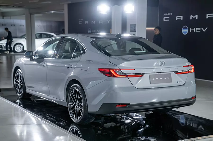 Khi mua mẫu xe này, khách hàng Thái Lan có thể chọn các màu sơn ngoại thất như xám Precious Metal, xám xi măng Cement Gray Metallic, trắng ngọc trai Platinum White Pearl và đen Attitude Black Mica. Theo kế hoạch, Toyota Camry 2025 sẽ chính thức ra mắt thị trường Việt Nam vào tháng 12 năm nay.