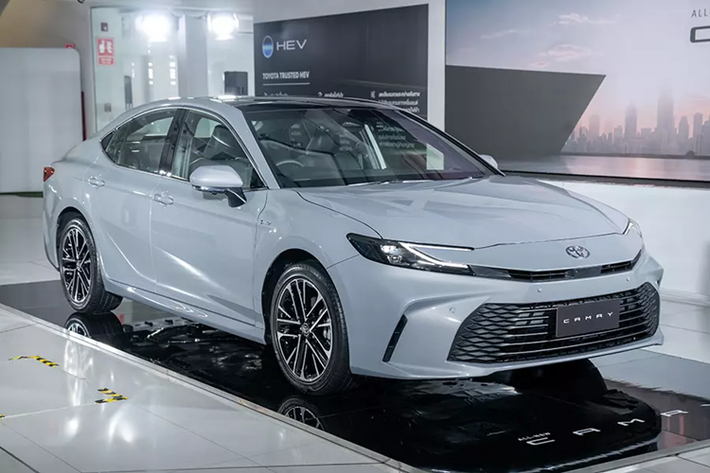 Được thiết kế theo phong cách Energetic Beauty, mẫu sedan hạng trung này sở hữu lưới tản nhiệt kiểu cá mập đầu búa (Hammerhead), đèn pha LED projector, dải đèn LED định vị ban ngày và đèn hậu LED toàn phần đều hình chữ "C".