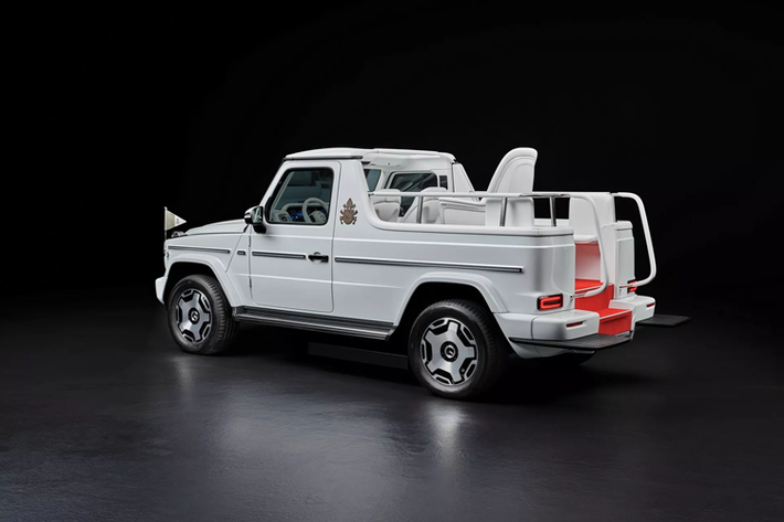 Cửa sau bên phải của chiếc Mercedes-Benz G580 cho Giáo hoàng vẫn được giữ nguyên nhưng đã được tân trang hoàn toàn và hiện mở theo phong cách mở ngược độc đáo.