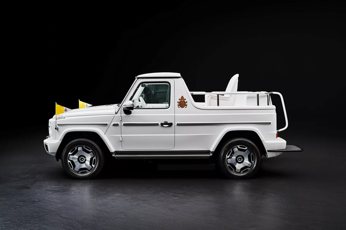 Mẫu xe độc nhất này được phát triển với sự hợp tác chặt chẽ giữa Mercedes-Benz và Vatican và có ngoại thất màu trắng ngọc trai cũng như thiết kế mui trần. Điều này đòi hỏi phải có những sửa đổi lớn và Mercedes cho biết cửa sau bên trái đã được tháo ra, chế tạo lại và “hàn liền mạch vào thân xe”.