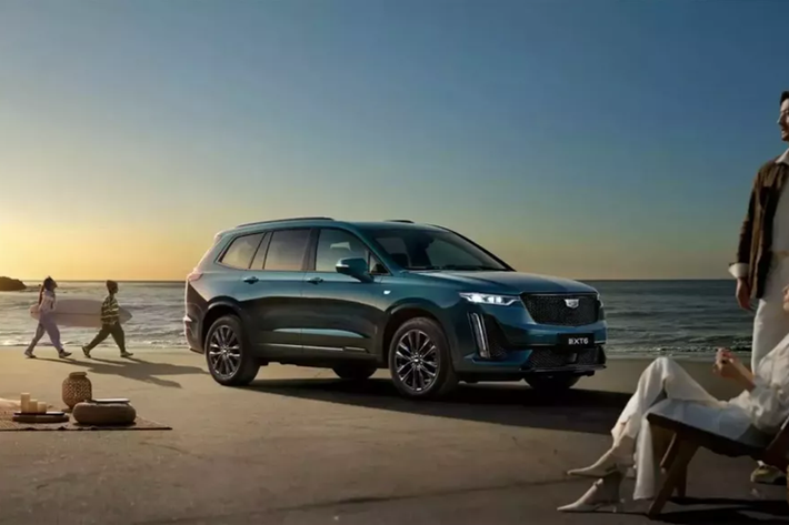Cadillac đang chuẩn bị ra mắt Vistiq 2026, nhưng họ vẫn không quên XT6, khi đã giới thiệu một mẫu xe cập nhật tại Triển lãm ô tô Quảng Châu đang diễn ra. Được coi là một chiếc crossover hạng sang "nâng cao", Cadillac XT6 2025 mới có thể khiến người dùng nhận ra ngay lập tức nhưng có một số thay đổi nhỏ về kiểu dáng.