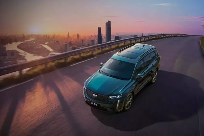 Cadillac không đi sâu vào các sự nâng cấp ở lần này, nhưng đã đề cập đến tùy chọn huy hiệu đen mới. Những thay đổi bổ sung bị hạn chế, nhưng mẫu xe SUV Cadillac XT6 2025 được trang bị tốt với đèn LED và bánh xe 20 inch, rất đẹp mắt. Chúng được kết hợp với cần gạt nước cảm biến mưa, cửa sổ trời toàn cảnh và cửa sau chỉnh điện.