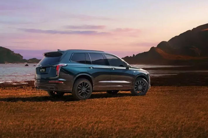 Tiến vào bên trong, Cadillac XT6 2025 sử dụng cụm đồng hồ kỹ thuật số 12,3 inch mới và hệ thống thông tin giải trí 10 inch lớn hơn. Chúng không thể thay thế cho màn hình 33 inch có trong hầu hết các dòng xe Cadillac, nhưng giúp mọi thứ trông bớt lỗi thời hơn một chút.