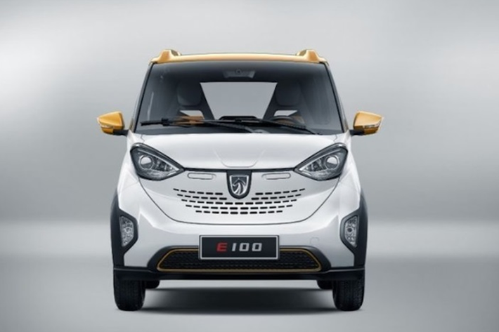 Mẫu xe điện Baojun E100 giá rẻ sở hữu kích thước dài x rộng x cao lần lượt là 2.488 x 1.506 x 1.670 (mm). Kích thước này có phần nhỏ nhắn hơi đôi chút với Wuling Mini EV 432 mm.