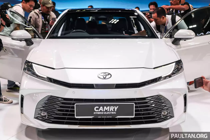Phiên bản Toyota Camry HEV 2025 mới sử dụng động cơ 4 xi-lanh Dynamic Force A25A-FXS 2.5 L, cho công suất 186 PS/221 Nm, kết hợp mô tơ điện có công suất 136 PS/208 Nm. Tổng công suất 230 PS.