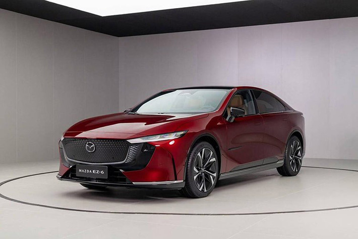 Mức giá xe Mazda EZ-6 2025 tại thị trường Trung Quốc dự đoán bán ra ừ 160.000 đến 200.000 nhân dân tệ (tương đương 561 đến 702 triệu đồng). Hiện chưa rõ ngoài thị trường tỷ dân, mẫu xe này còn được phân phối tại thị trường nào khác hay không?