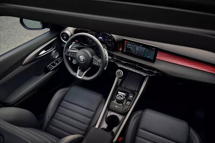 Và trong khi BMW X1 có cảm giác cao cấp hơn, thì cabin của Tonale vẫn là một nơi khá ổn để thư giãn. Alfa cũng đã đơn giản hóa dòng sản phẩm Tonale tại châu Âu, loại bỏ phiên bản Tributo Italiano hàng đầu, thay vào đó, người mua hiện chỉ còn lại 2 lựa chọn là Sprint cơ bản hoặc Veloce thể thao hơn.