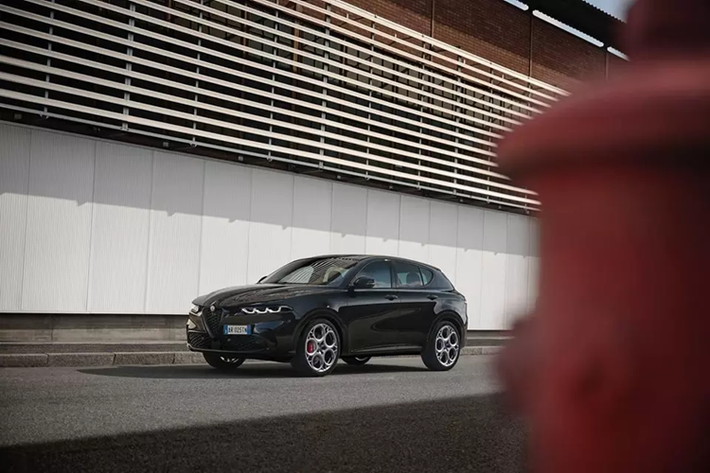 Điểm nhấn của mẫu xe SUV Alfa Romeo Tonale 2025 chính gầm trung tâm thấp hơn được thiết kế lại có một thứ mà không ai yêu cầu, một bộ chọn số quay thay thế cần số truyền thống. Alfa cũng tuyên bố đã tối ưu hóa cụm đồng hồ, được cho là cải thiện khả năng hiển thị thông tin trên xe như đồng hồ và đồng hồ đo nhiên liệu.