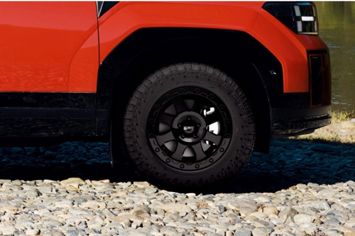 Gói nâng cấp XRT off-road được trang bị bộ mâm hợp kim 17 inch màu đen (thay vì 20 inch tiêu chuẩn), lốp Pirelli Scorpion All-Terrain Plus, bộ treo off-road nâng cao gầm xe thêm 30 mm. Việc nâng cấp này giúp xe vận hành tốt hơn khi đi qua những đoạn đường khó hay địa hình rừng núi.