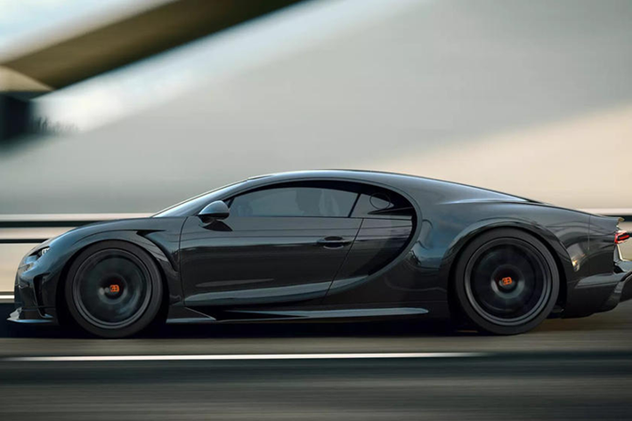Nhưng hóa ra, việc lắp thêm một chiếc Bugatti Chiron có khay chứa đồ uống không đơn giản như việc gắn một miếng nhựa giá 5 đô la vào đường hầm hộp số. Thiết kế lại khu vực đó để chứa đồ uống sẽ không thực tế. Giải pháp của Bugatti? Một giá để cốc đôi kẹp gọn gàng vào hộc cửa.