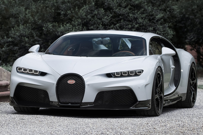 Chuyện xảy ra là chủ sở hữu của chiếc Chiron Super Sport màu trắng rực rỡ với điểm nhấn màu hồng tươi đã đăng một video lên mạng xã hội yêu cầu giám đốc thiết kế của Bugatti Frank Heyl tạo ra một giá để cốc cho chiếc siêu xe Pháp của cô như một "điều ước Giáng sinh". Lời kêu gọi được đưa ra sau khi cô làm đổ cả một lon Red Bull vào hộc để đồ bên cửa tài xế.