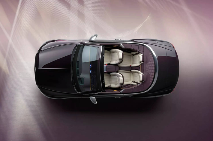 Những chiếc Mulliner mới này cũng có thể di chuyển hoàn toàn chỉ bằng năng lượng điện với quãng đường tối đa lên đến 80 km và tốc độ tối đa giới hạn ở 140 km/h. Khi pin cạn kiệt, có thể được nạp lại đầy đủ trong khoảng 2 giờ 45 phút bằng bộ sạc 11 kW.