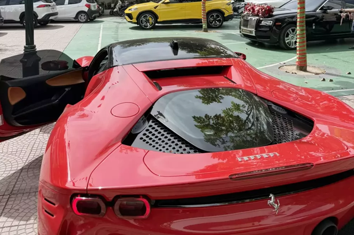 Siêu xe hybrid Ferrari SF90 Stradale này về nước cách đây hơn 3 năm, nhưng 1 năm sau mới ra được biển số, xe được nhập khẩu không chính hãng và thuộc bản tiêu chuẩn, bộ áo của xe là màu đỏ Rosso Corsa đi cùng các chi tiết sơn đen và bộ mâm màu bạc.