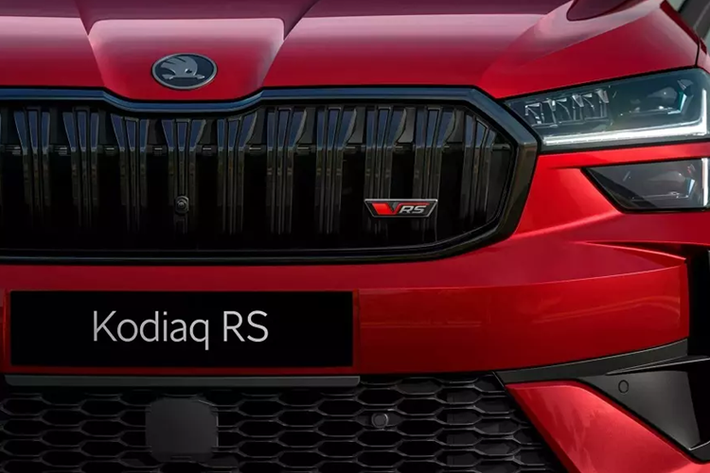 Với động cơ trên, Skoda Kodiaq RS 2025 có thể tăng tốc từ 0-100 km/h trong thời gian 6,3 giây ở bản 5 chỗ và 6,4 giây ở bản 7 chỗ nặng hơn. Trong khi đó, tốc độ tối đa của mẫu SUV cỡ D này là 231 km/h.