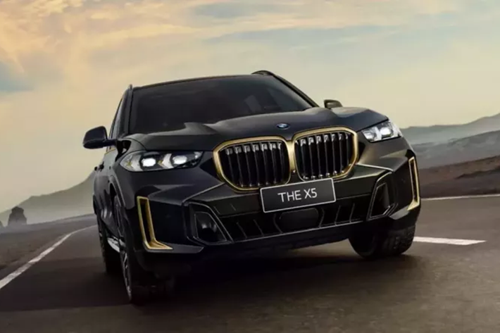 BMW gần đây đã kỷ niệm 25 năm ra đời dòng xe X5 bằng việc cho ra mắt các phiên bản đặc biệt sản xuất giới hạn tại Hoa Kỳ và Canada. Nhưng thay vì chỉ đổi tên cùng một mẫu xe cho Trung Quốc, bộ phận địa phương của BMW đã đi theo một hướng khác, giới thiệu BMW X5 Dark Flame Limited Edition 2025 mới.