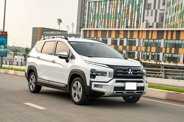 Mitsubishi Xpander: 12.956 xe Sau 9 tháng đầu năm 2024, Mitsubishi Xpander vẫn là mẫu xe ôtô bán chạy nhất Việt Nam với doanh số đạt 12.956 xe bán ra. Mitsubishi Xpander được phân phối với 4 phiên bản là MT, AT, AT Premium, Xpander Cross cùng giá bán dao động từ 560 - 698 triệu đồng.