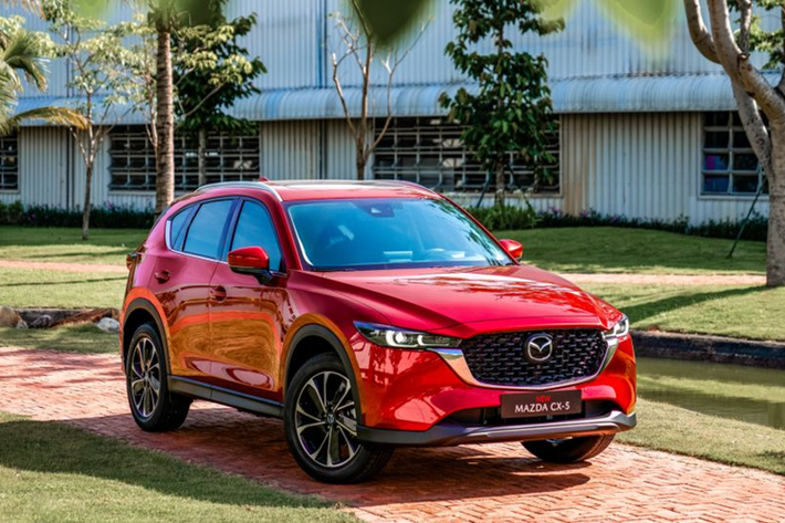 Mazda CX-5: 9.240 xe Xếp thứ 4 trong top 10 xe bán chạy nhất 9 tháng qua là Mazda CX-5 với doanh số đạt 9.240 xe. Mazda CX-5 hiện được lắp ráp trong nước với 3 phiên bản, đi cùng mức giá dao động từ 749 - 829 triệu đồng.