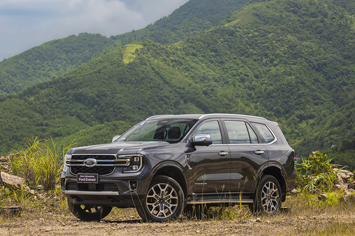 Ford Everest: 7.153 xe Kết thúc 9 tháng năm 2024, Ford Everest tiếp tục có mặt trong top 10 xe bán chạy nhất với vị trí số 7, với doanh số đạt 7.153 xe. Hiện Everest đang được phân phối tại Việt Nam với 6 phiên bản, đi cùng giá bán dao động 1,099 - 1,545 tỷ đồng.