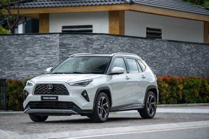 Toyota Yaris Cross ra mắt thị trường Việt Nam vào cuối tháng 9/2023. Xe thuộc phân khúc B-SUV, nhập khẩu nguyên chiếc từ Indonesia với 2 phiên bản, đi cùng mức giá dao động từ 650 - 765 triệu đồng.