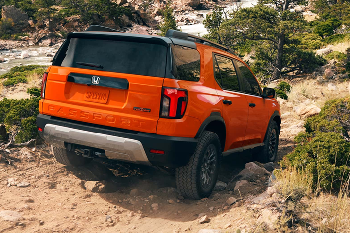 Hãng xe Nhật bản vẫn chưa tiết lộ giá xe Honda Passport 2026, nhưng dự tính khởi điểm sẽ là “khoảng 40.000 USD”. Passport sẽ tiếp tục được sản xuất tại Nhà máy ôtô Honda ở Lincoln, Alabama, Mỹ và sẽ bắt đầu xuất hiện tại các đại lý vào đầu năm sau.