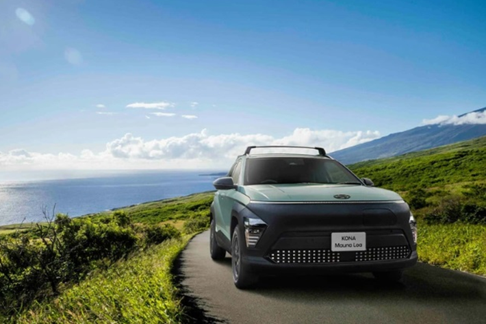 Mẫu xe SUV điện Hyundai Kona Mauna Loa được trang bị màu sơn ngoại thất xanh Mirage đi cùng cản trước, ốp chắn bùn và cản bên màu đen “Wild & Tough” tạo sự khỏe khoắn, mạnh mẽ hơn cho xe.
