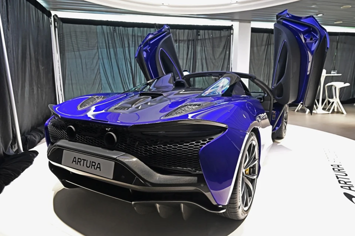 Vẫn sử dụng khung gầm liền khối bằng sợi carbon MCLA, mẫu xe McLaren Artura Spider mui trần này được bổ sung thêm 8 động cơ điện siêu nhẹ giúp việc đóng/mở mui chỉ diễn ra trong 11 giây.