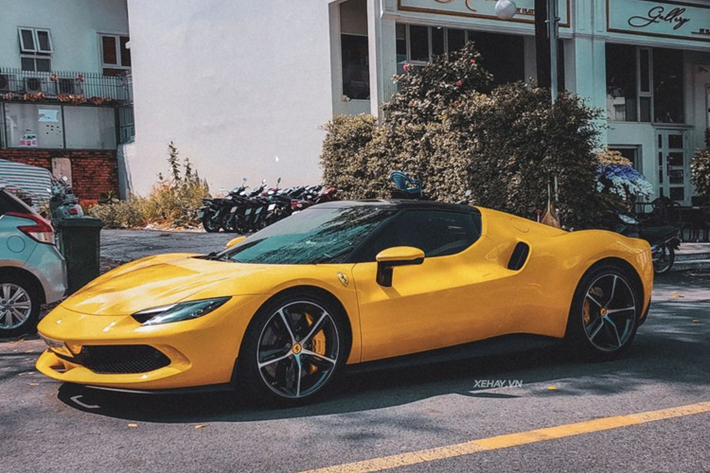 Siêu xe Ferrari 296 GTB vẫn sở hữu tính năng eManettino với các chế độ chạy eDrive, Hybrid, Performance và Qualify cùng với đó là các tính năng Manettino quen thuộc như tiêu chuẩn, thể thao, đua, CT off và cuối cùng là ESC off.