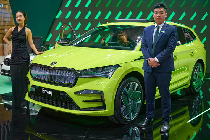 Thiết kế SUV mang phong cách thể thao là một trong những điểm thu hút khi mang lại bộ khung đầy cá tính cho dòng xe điện đến từ Cộng hòa Séc. Phần đầu xe thiết kế thể thao với lưới tản nhiệt mạ chrome tách biệt và cụm đèn pha LED ma trận thẳng đứng tạo điểm nhấn.