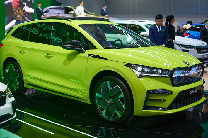 Skoda Enyaq iV tại Việt Nam là mẫu xe thuần điện đầu tiên mang nhãn hiệu Skoda, được phát triển từ nền tảng Volskwagen MEB, có kích thước tương tự như Volkswagen ID.4. Tên xe xuất phát từ chữ “enya” trong tiếng Gael của người Ireland cổ, có nghĩa là “cội nguồn sự sống”.