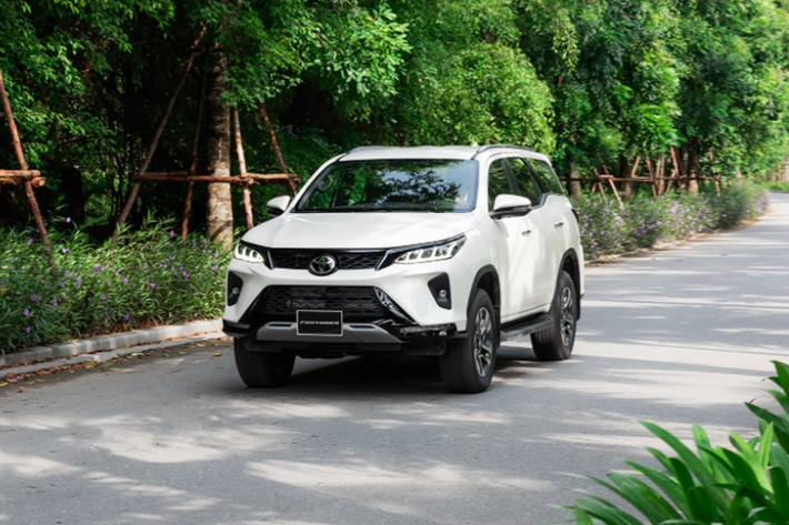 Toyota Fortuner tại Việt Nam hiện chỉ nhập khẩu các bản máy xăng thường từ Indonesia. Tuy nhiên, vào tháng 12 tới, Toyota sẽ nhập khẩu thêm phiên bản máy xăng Legender một cầu và hai cầu về Việt Nam. Các tư vấn bán hàng chia sẻ, xe có sẵn giao ngay nhưng số lượng không nhiều.
