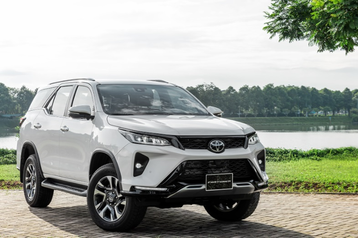 Động cơ vẫn đi kèm hộp số tự động 6 cấp. Giá bán của bản Legender máy xăng mới sẽ nhỉnh hơn so với bản máy dầu đang bán. Cụ thể, Fortuner Legender 2.7L 4x2 một cầu dự kiến sẽ có giá từ 1,185 tỷ đồng.