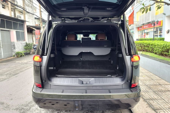 Lexus GX 550 2024 là thế hệ thứ 3 của dòng xe này. Xe sở hữu thiết kế nam tính, chắc chắn với hệ khung gầm rời của một chiếc SUV thực thụ. Lexus GX có kích thước tổng thể dài x rộng x cao lần lượt là 4.960 x 1.980 x 1.865 (mm), trục cơ sở 2.850 và khoảng sáng gầm 220 mm. So với thế hệ trước, xe dài hơn 80 mm, rộng hơn 95 mm, cao hơn 50 mm.