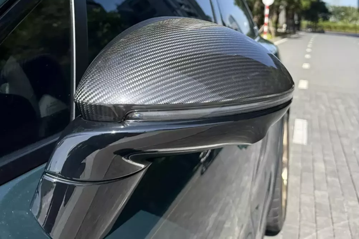 Chiếc xe Porsche Cayenne Turbo GT này thuộc đời 2022, xe đã chạy được hơn 1.300 km nhưng đã được chủ xe bán lại, cho 1 người hay mua bán xe Porsche cũ ở TP HCM. Mức giá bán lại hiện nay của chiếc xe SUV hiệu suất cao Porsche Cayenne Turbo GT là 12,8 tỷ đồng.