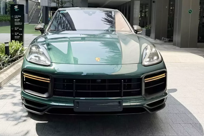 Các chủ xe SUV Porsche Cayenne Turbo GT đều là những tay chơi, đại gia hay nhà sưu tập xe, vì thế, việc tìm kiếm 1 chiếc xe rao bán trên thị trường rất hiếm, nhưng mới đây, 1 xe Porsche Cayenne Turbo GT đã được giao dịch lại.