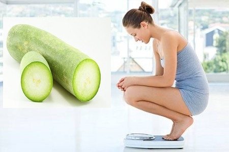 Lưu ý, để giảm cân bằng bí đao an toàn, bạn vẫn nên duy trì chế độ ăn sáng và ăn trưa như bình thường, lựa chọn thực đơn cân bằng, giàu rau xanh và trái cây để tăng cường vitamin và chất xơ, giúp tăng cường trao đổi chất và đốt cháy năng lượng dư thừa. Riêng với bữa chiều, trước 19h tối, bạn sử dụng bí đao hoàn toàn thay cơm. (Nguồn ảnh: Meogiamcan, Evalamdep)