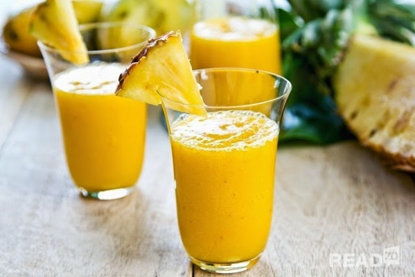 Dứa cũng có tác dụng giảm cân hiệu quả vì trong dứa có chứa nhiều vitamin và khoáng chất như vitamin C, vitamin B1, mangan và các protein thuộc enzyme rất cần thiết cho cơ thể. Đặc biệt trong thành phần quả dứa có chứa Bromelin, loại enzim này giúp thủy phân protein thành các axit amin, có tác dụng tốt trong việc tiêu hóa, và phân giải lượng calories thừa trong cơ thể.