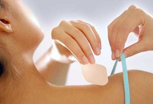 Nhiều người nghĩ rằng để có tác dụng tốt cần dùng 2, 3 miếng dán hoặc sử dụng cùng lúc với thuốc uống, tuy nhiên đó lại là sai lầm dẫn tới những phản ứng nguy hiểm cho cơ thể. Nếu sử dụng nhiều miếng dán cùng một lúc sẽ gây ra tình trạng dùng thuốc quá liều. Lúc này, thuốc sẽ ngấm hết qua da và thẩm thấu vào máu với liều lượng rất cao, nhẹ thì chóng mặt, hoa mắt, ói mửa, nặng thì có thể dẫn tới nguy kịch.