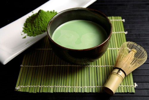 Bên cạnh đó, nhiều nghiên cứu cho thấy uống trà xanh có thể giảm nguy cô bệnh tim và ung thư, cũng như tăng cường khả năng nhận thức. Các nhà nghiên cứu đã chỉ ra rằng những người uống trà xanh mỗi ngày có tỷ lệ tử vong thấp hơn 26% so với những người ít hoặc không uống trà.