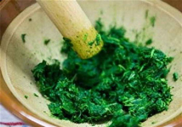 Ngải cứu. Trong cây ngải cứu có chứa thành phần chống oxy hóa với tác dụng làm lành và phá vỡ các mô sẹo. Chính vì vậy, rau ngải cứu được nhiều người áp dụng để điều trị sẹo lồi. Bạn có thể dùng cây ngải cứu tươi giã nát rồi đắp lên vùng da bị sẹo trong thời gian lâu dài sẽ giúp làm giảm sẹo.