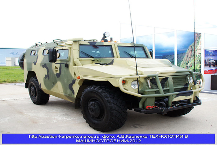 Về thiết kế xe chỉ huy Tigr-US có chiều cao 2m; rộng 2,2m; dài 4,6m; tốc độ cao nhất 150 km/h; trên nóc xe là tổ hợp thông tin vệ tinh; trong khoang chứa nhiều thiết bị điện tử và thông tin liên lạc; 1 siêu máy máy với bộ vi xử lý cực mạnh do Nga phát triển. Bên cạnh đó nó cũng được trang bị vũ khí phòng vệ với súng máy Pecheneg 7,62mm hoặc Kord 12,7mm hay súng phóng lựu Flame 30mm. Nguồn ảnh: bastion-karpenko.