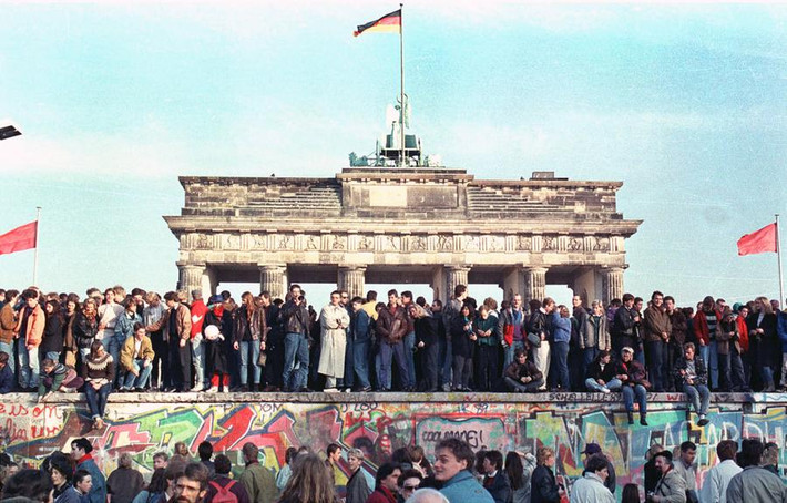 Ngày 9/11/1989, Bức tường Berlin đã bị đập bỏ bởi chính những người dân Berlin sau 30 năm kể từ khi nó được dựng lên để chia cắt nước Đức. Nguồn ảnh: Atlantic.
