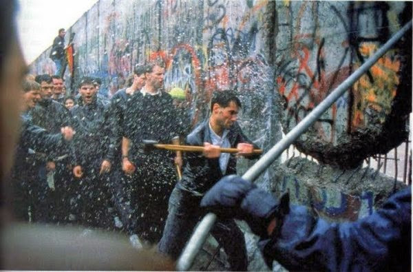 Kể từ tháng 10, khi những trạm kiểm soát ở biên giới Đông-Tây Đức "thả cửa" cho người dân hai miền qua lại với nhau, bức tường Berlin đã dần bị phá bỏ từ phía Tây Đức. Nguồn ảnh: Cuban.