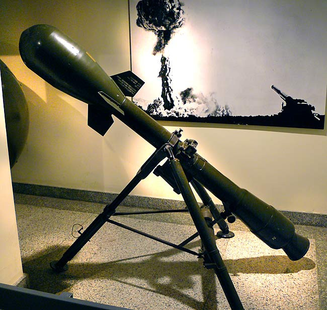 Loại vũ khí có tên Davy Crockett hay M-28 này có khả năng bắn ra một đầu đạn hạt nhân M-388 có sức nổ tương đương với 20 tấn TNT. Điểm đặc biệt nhất của loại vũ khí này đó là nó có thể trang bị tới tận cấp... trung đội. Nguồn ảnh: Will.