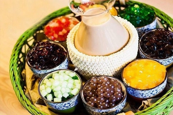 Lẩu trà sữa. Món ăn vừa xuất hiện đã nhanh chóng tạo ra một cơn sốt mới trong giới trẻ bởi sự thân quen trong hương vị cũng như sự hấp dẫn từ việc kết hợp các nguyên liệu với nhau. Cũng giống như lẩu kem và lẩu trái cây, món lẩu trà sữa này cũng giúp giải nhiệt mùa hè rất tốt. (Ảnh:foody.vn)